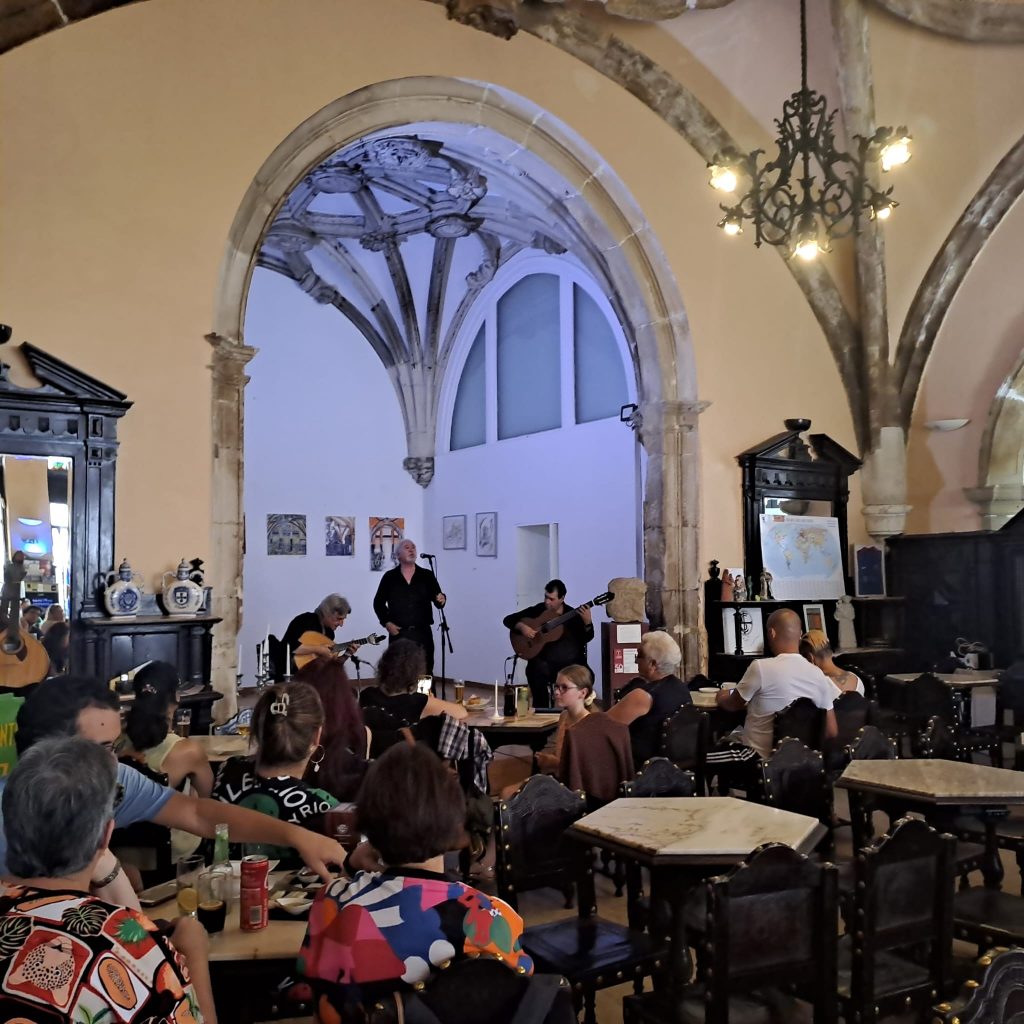 penampilan Fado di salah satu Cafe di Coimbra, Portugal