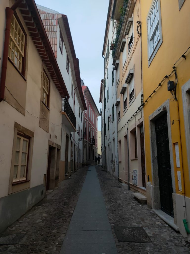 jalanan di coimbra, portugal yang sempit