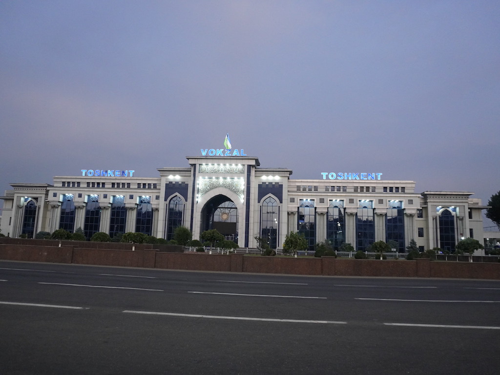 train wisata uzbekistan